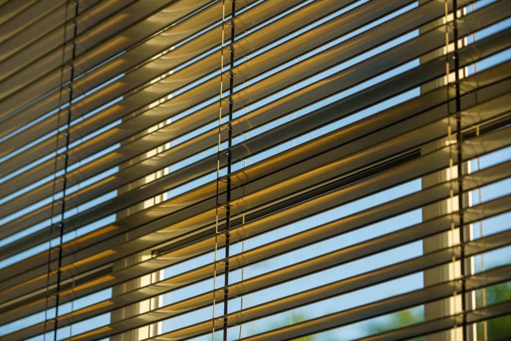 Experts recommend: Close the blinds and draw the curtains at home at 17:30