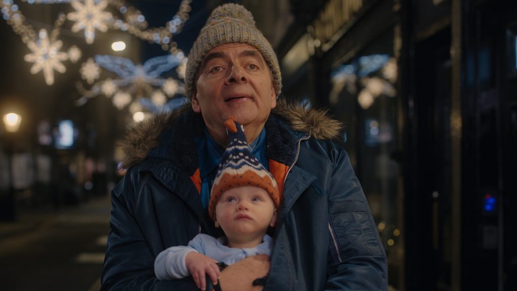 Rowan Atkinson kommer til Netflix med en juleserie: Første trailer minder om Mr. Beans verden