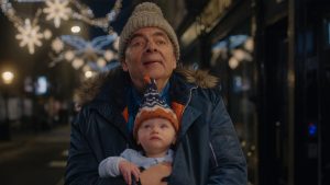 Rowan Atkinson kommer til Netflix med en juleserie: Første trailer minder om Mr. Beans verden