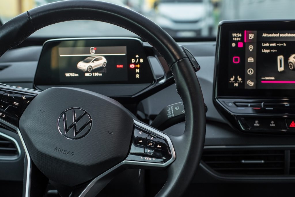 Volkswagen sagsøgt for manglende knapper i bilerne: “Det er en bil, ikke en telefon”