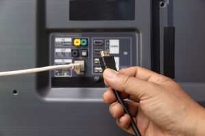 Mange vælger det forkerte HDMI-stik på TV’et – Sådan forbedrer du billedkvaliteten