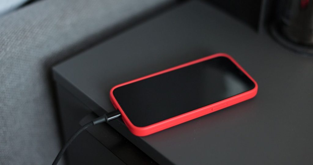 Experts: Never charge your cell phone like this