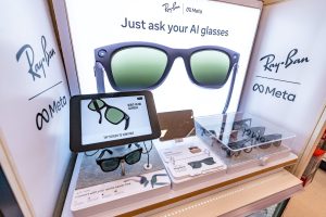 Mark Zuckerberg presents Meta’s new smart glasses with integrated AI