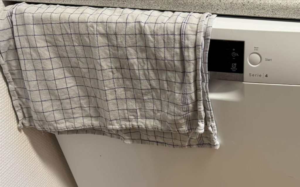 Derfor bør du smide et viskestykke i din opvaskemaskine