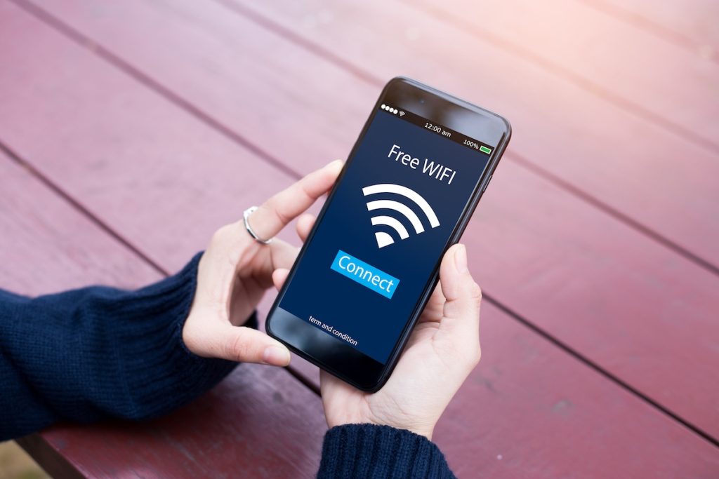 Derfor bør du altid slukke for din smartphones WiFi når du skal ud af døremnet