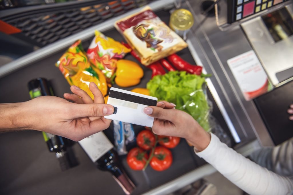 Betaler du for dagligvarer med et kreditkort? Derfor kan det være en dårlig idé