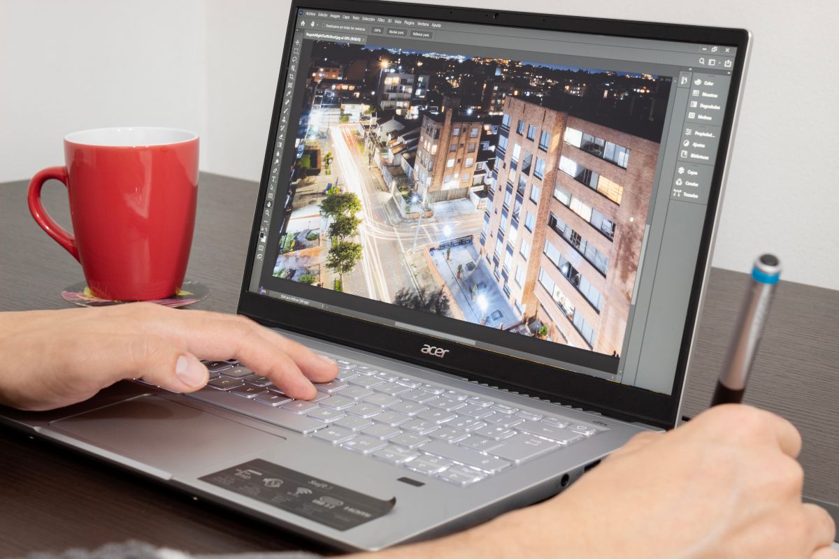 Arbejde med Adobe photoshop laptop bærbar